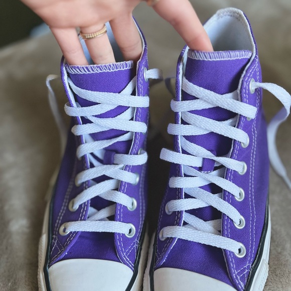 Purple Converse in great condition - Picture 3 of 3
